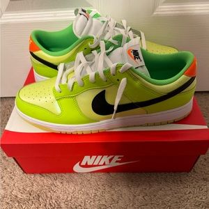 Nike dunk low Volt Size 13